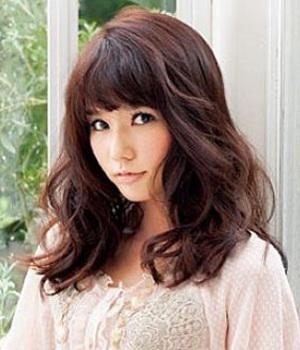 微微卷曲齐刘海中长发     发型诠释:大热的厚重bob刘海长到差不多