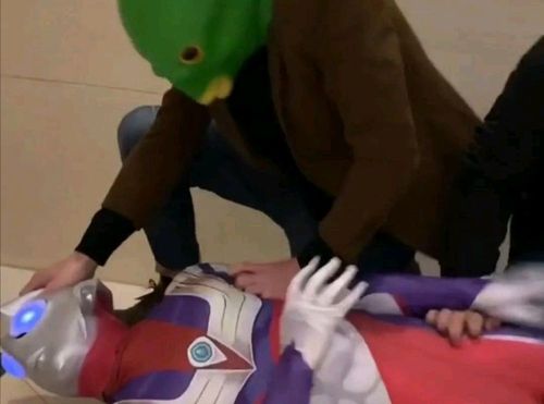 当奥特曼被揍,孩子们的世界观稀碎!网友:这届家长太难