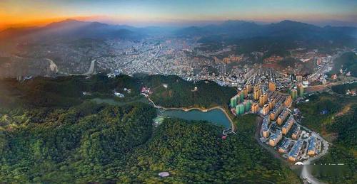 摄于武平县城区摄于武平县城区祝曰:"若夫万众齐心,鼎新革故;官民一体