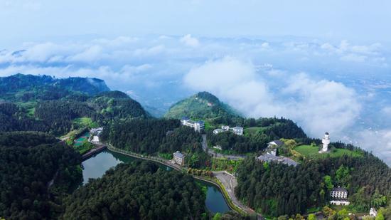 > 正文   樵坪山,地处重庆市郊东南,距渝中区32公里,南温泉风景区11