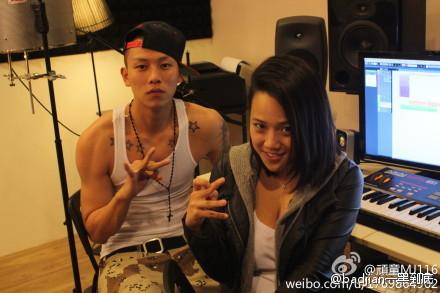 跟顽童mj瘦子一起的这个女生是谁?很帅啊