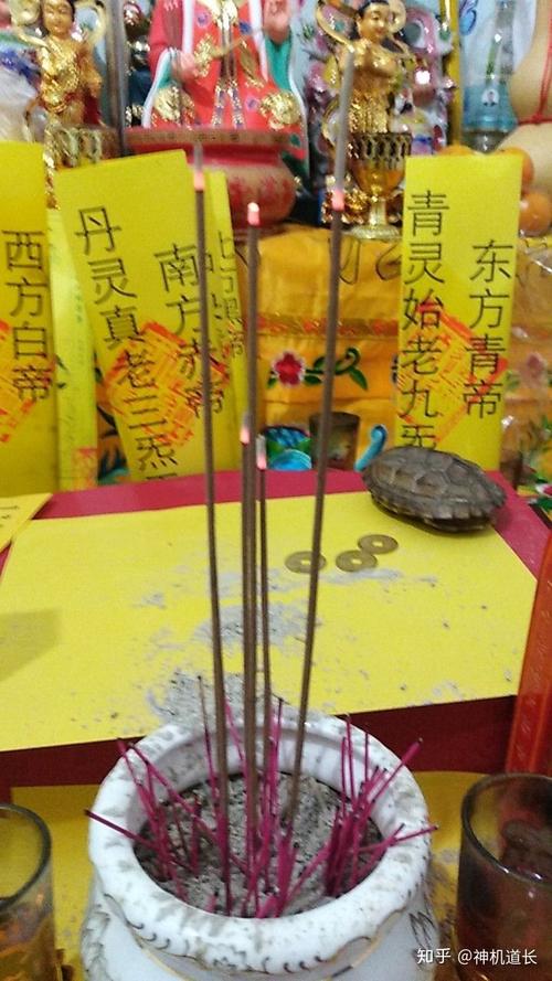 2,色泽香火柔和香头明亮为吉祥,冒烟昏暗熏眼,暗淡无光主凶,忽明忽暗