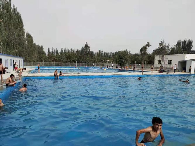 图3玉龙喀什镇百灵鸟农家乐游泳池