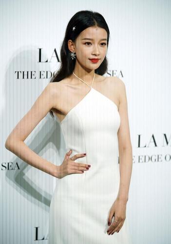 孙怡身段真不像当妈的人,穿一身白色抹胸裙,气质清纯像小姑娘