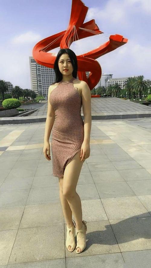 妹子明明才19岁,这啤酒肚也太明显了吧?