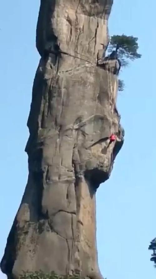 "巨蟒出山"的巨型石柱上, 景区管理局, 当地公安和消防等部门人员