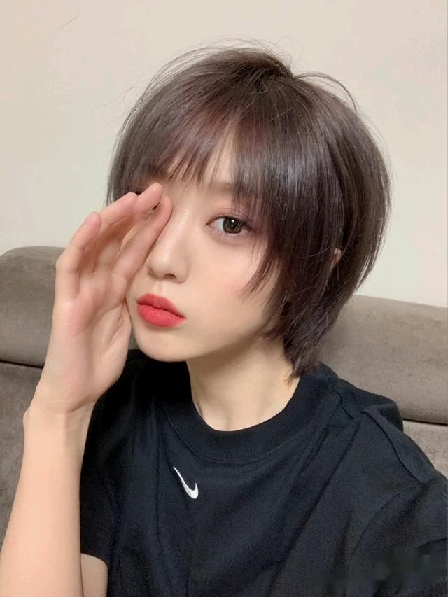 波波头早就不时髦了,现在流行"层次发型",清爽凉快还