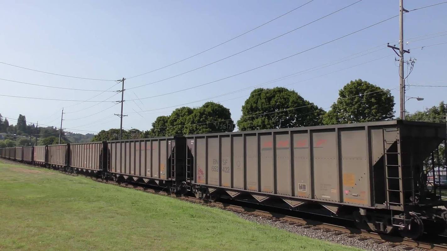 货运列车在火车道上驶过_1920x1080_高清视频素材下载