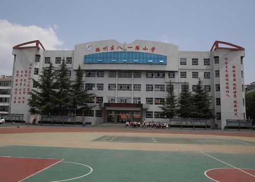 长治八一路小学六年级三班学生毕业了