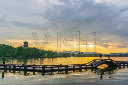 浙江杭州西湖长桥公园雷峰塔日落