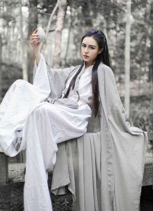 豪放古装美女喝酒图片