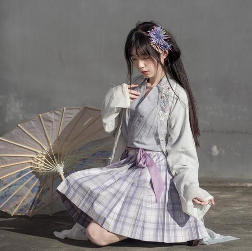 最近火了一种穿搭叫"上面汉服,下面jk",时尚又优雅,很吸睛