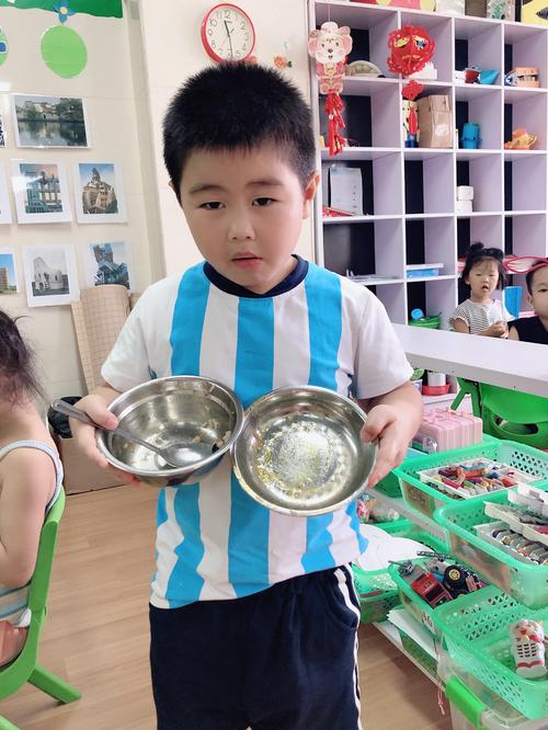 表扬以下小朋友今天又光盘行动,饭菜都吃光光,一点都不挑食.