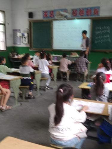 学校的中心工作是教学,这一点在西官庄小学师生心中非常重要.