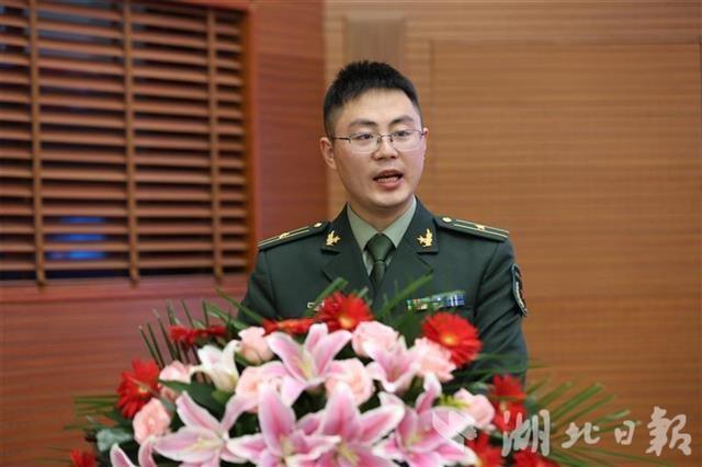 湖北省军区举行"致敬英雄 奋斗强军"先进事迹报告会