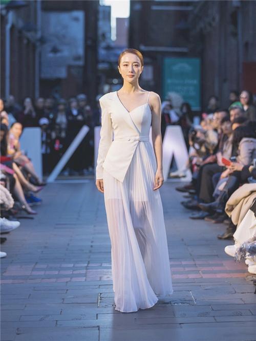 李依晓霸气开场 设计师品牌li-chang墨尔本时装周秀出