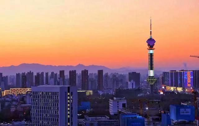 石家庄电视塔位于城市主干道槐安路和体育大街交叉路口世纪公园内,与