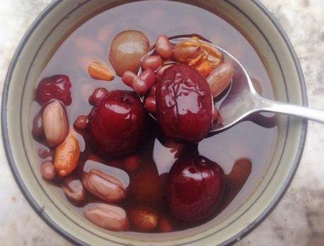 五红汤的做法: 备用食材:红枣10个,红糖1块,红豆30克,花生30克,枸杞10