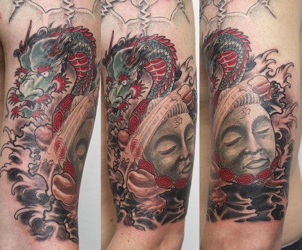 大臂上的佛像龙纹身图案