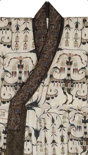 战国凤鸟花卉纹绣浅黄绢面锦袍(复制品)