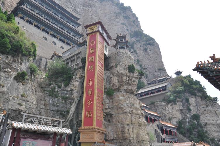 绵山起源于春秋时晋国"介子推"携毋隐居被焚在山上,所以绵山又名介山.