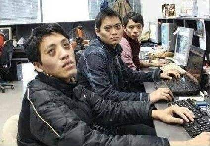 看看我的黑眼圈,你就知道我熬夜加班到几点