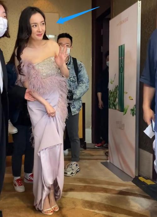 杨幂参加品牌活动,无p图尽显真实状态,这仪态是认真的