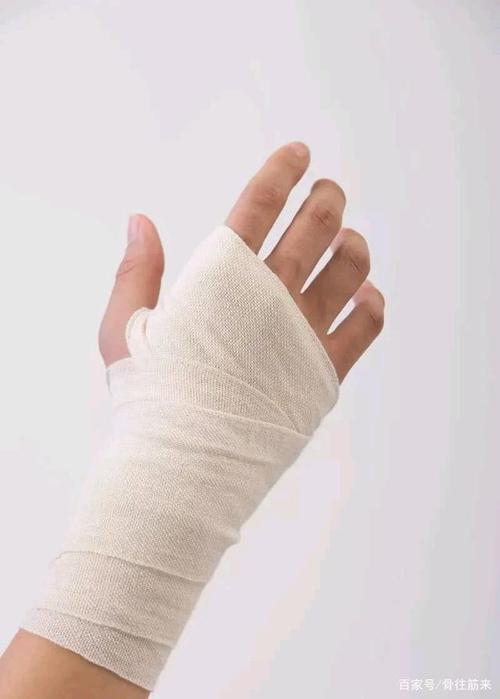 手外伤出血,尽量用干净纱布加压包扎