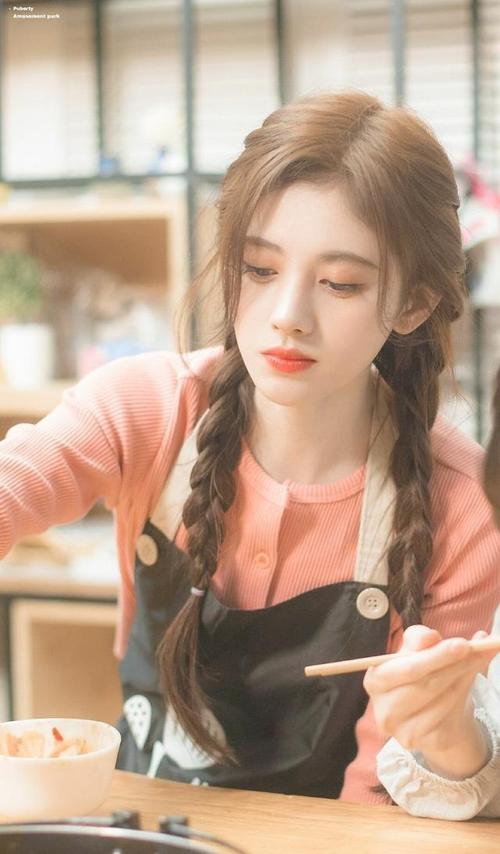 鞠婧祎的日常私服,像雪花一样优雅美丽,少女系又甜又