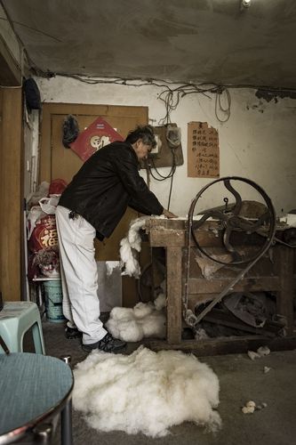 弹棉花,这台机器已经十几年,老董说已经比老式的弓先进多了
