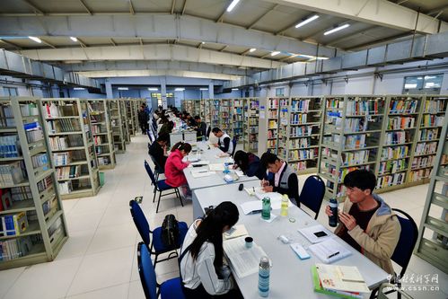 山东青岛,世界读书日前夕,摄影师深入位于山东青岛的山东科技大学校园