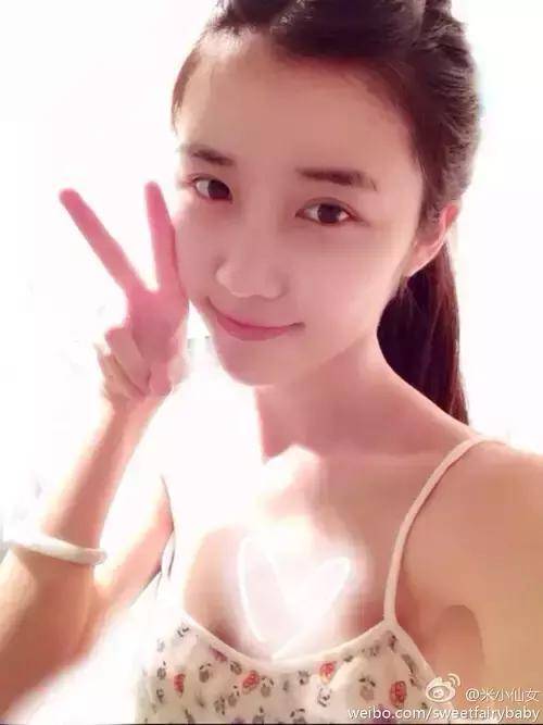 看来王思聪真的有初恋情结啊,现任女友和"小熊猫"长的