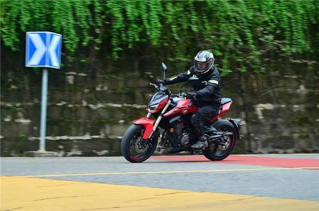 武装到牙齿 qjmotor追350动态测评_钱江摩托车_测评_摩信网