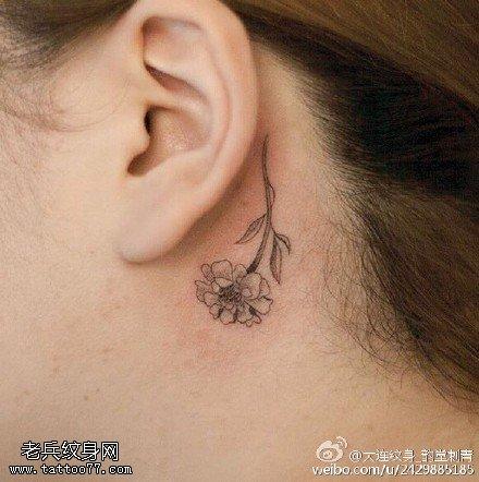 女生耳朵后面的小清新耳根纹身作品