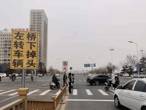 武安中山大街与放射路交叉口新增禁止左转禁止掉头的交通标志