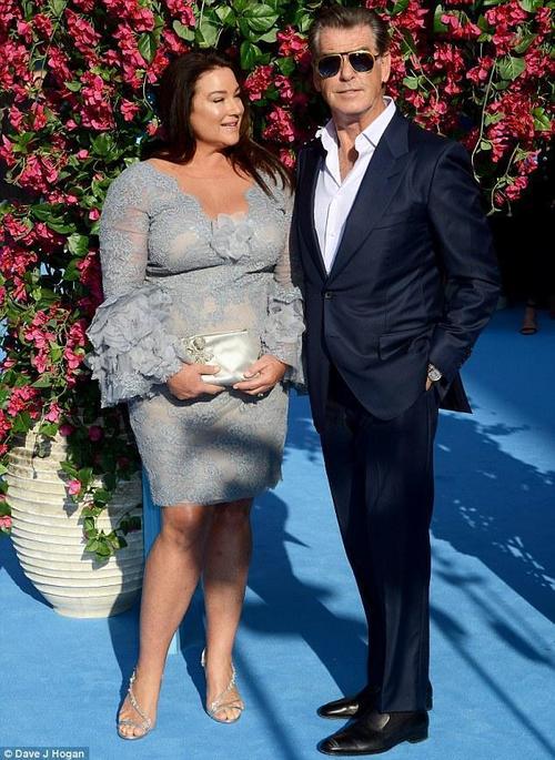 三任007扮演者皮尔斯·布鲁斯南出席了《妈妈咪呀2》的首映礼,妻子