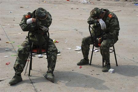 参加搜救行动的士兵精疲力竭