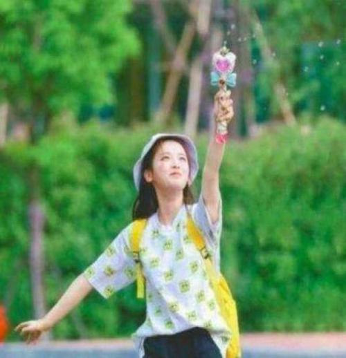 杨超越早期照片曝光,打脸整容谣言,网友:从小就美