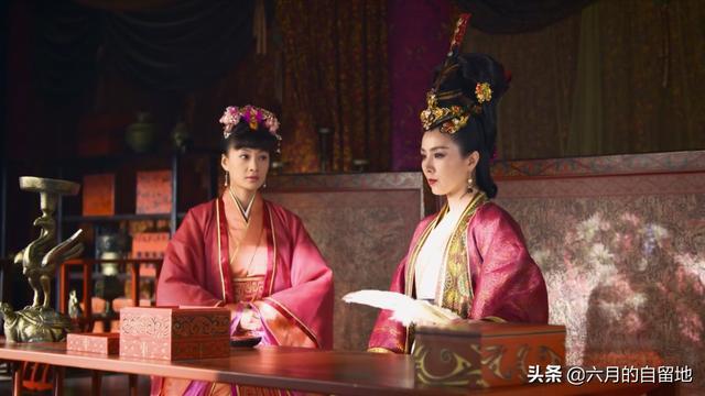 芈茵的母亲是一个小国献女,并不受宠,在楚威后的手下讨生活,日子并不