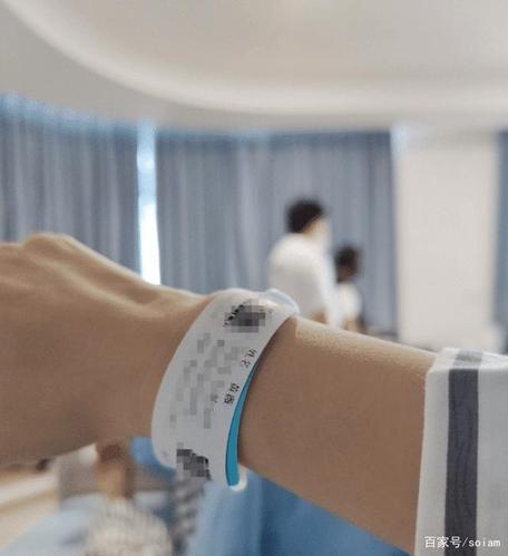 薇娅病倒住院手术,林依轮逗比点评:"和汪苏泷刚好凑一