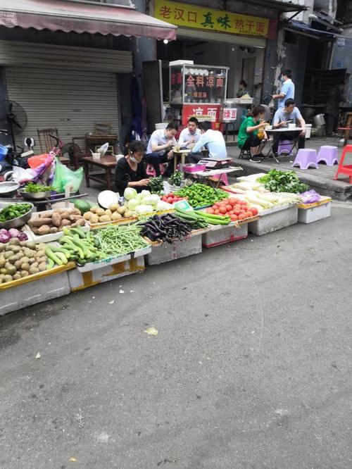 疫情后摊地摊卖菜的武汉市民