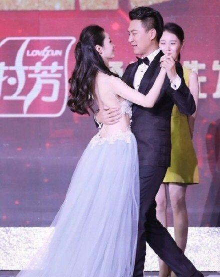 宋轶终于对露背礼裙下手了,秀"西瓜臀"曲线好美.