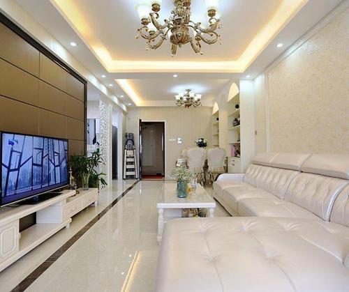 客厅的吊顶里面的灯带用暖色掉 又增添了一些温暖的感觉