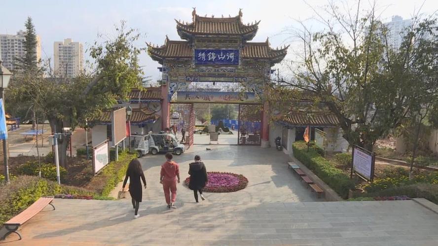 楚雄市:城区公园陆续开放 市民纷纷出门踏青