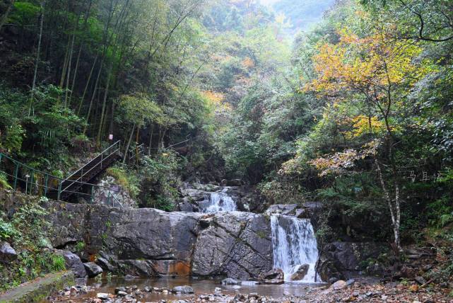 旅游看点>正文> 黄岩大瀑布地处黄岩西部上郑乡大溪村,整个景区主要由