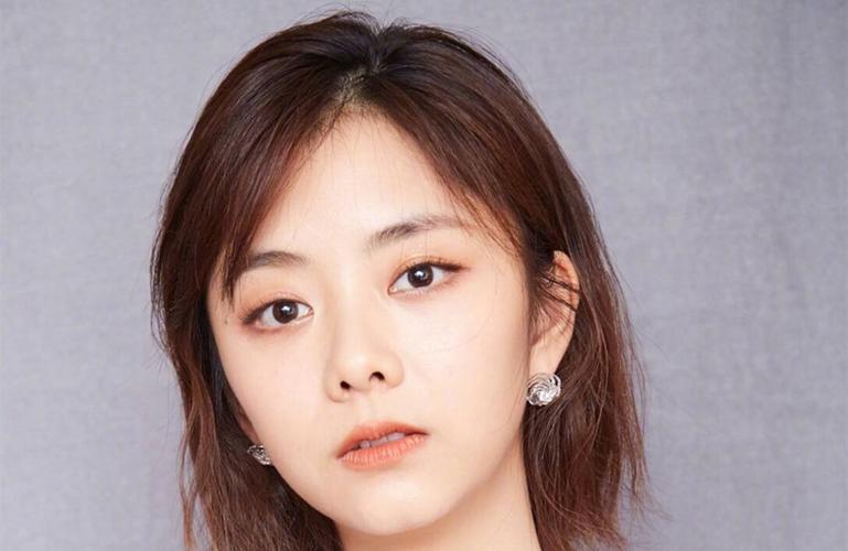 谭松韵的脸型到底有多小能把面膜贴到了耳朵上她是独一份