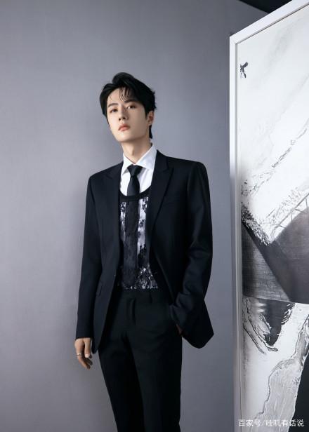 王一博穿正统西装,搭配镂空刺绣蕾丝做点缀,既优雅又