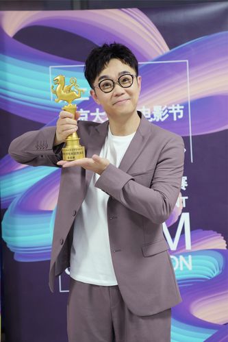 大鹏获北京大学生电影节最受欢迎男演员 真情流露感恩支持