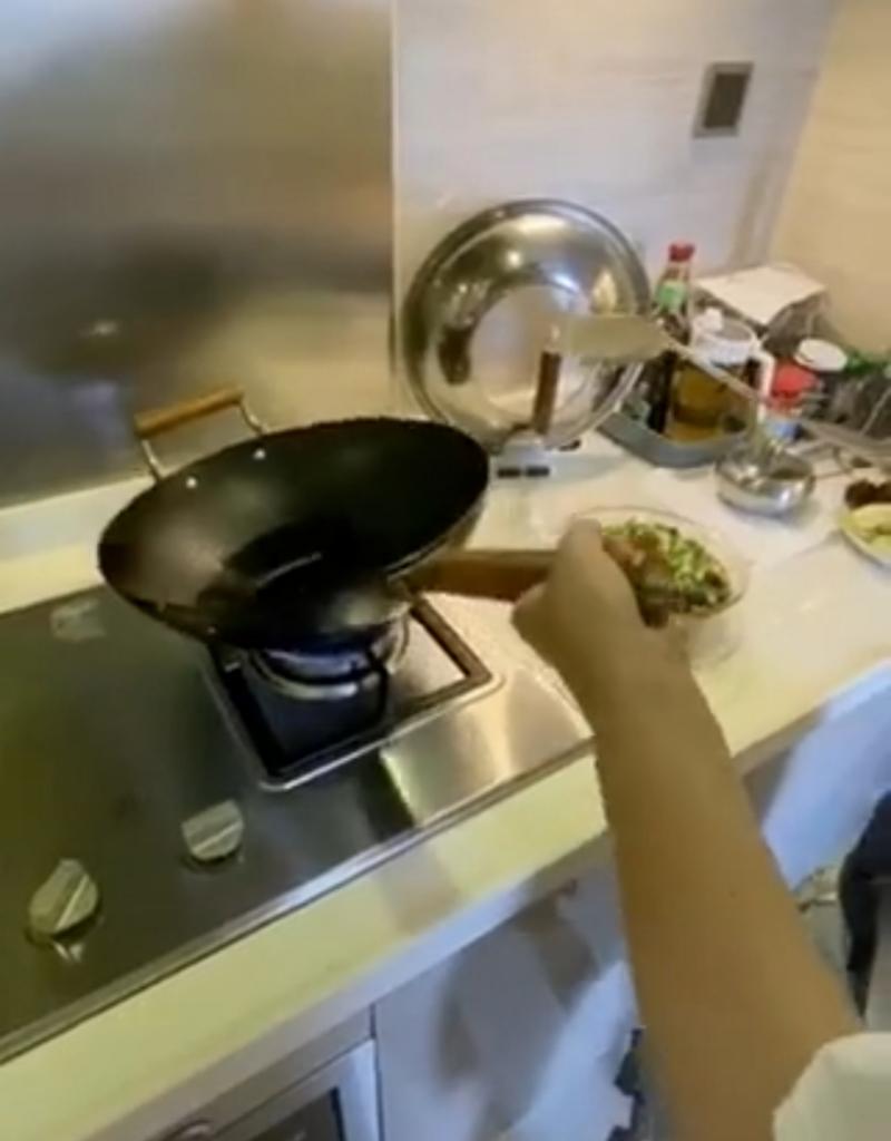 52岁歌手黄绮珊变"煮饭婆",三婚三离至今独身,疑要走商演