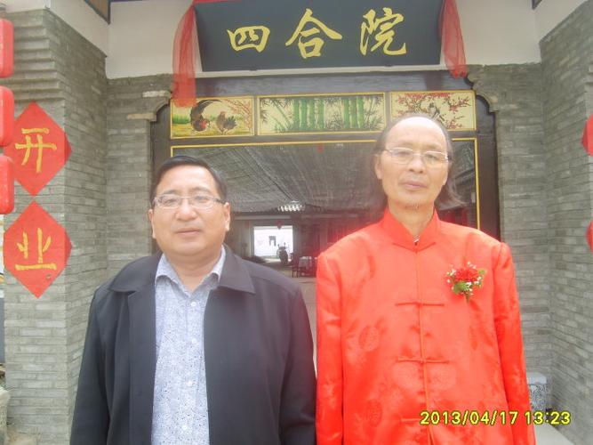 艺术资料:梁奇忠先生和知书轩书画艺术家在开业庆典上